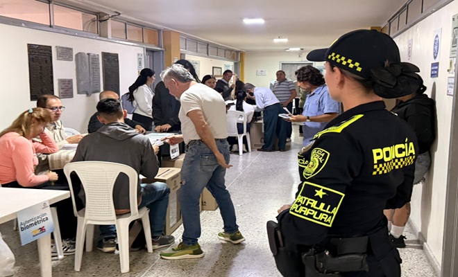 Una Policía prestando seguridad en los puestos de votación