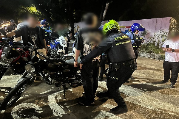 Policía realizando registro a persona a ciudadano, durante actividades realizados con funcionarios de transito