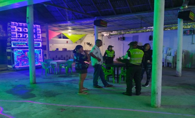 Uniformados realizando controles a establecimientos abiertos al público
