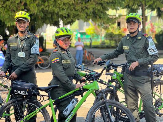 Uniformados de la Policía Nacional integran el grupo de patrullaje en bicicleta durante actividades de vigilancia y prevención