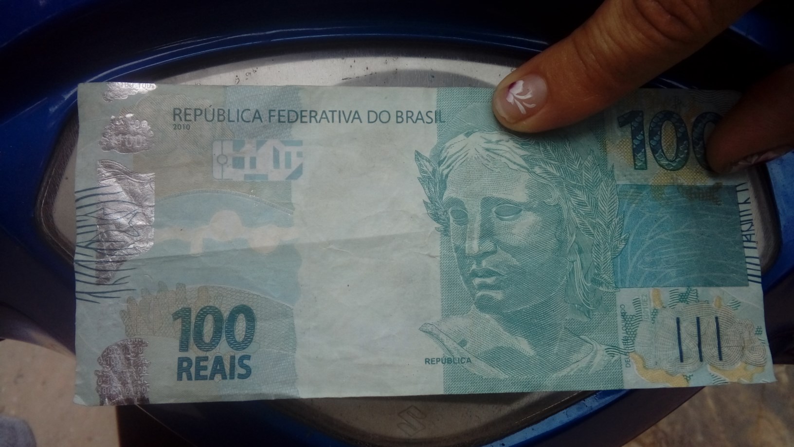   Deben estar atentos a los billetes de 100 reales de la SERIE fj017935558 