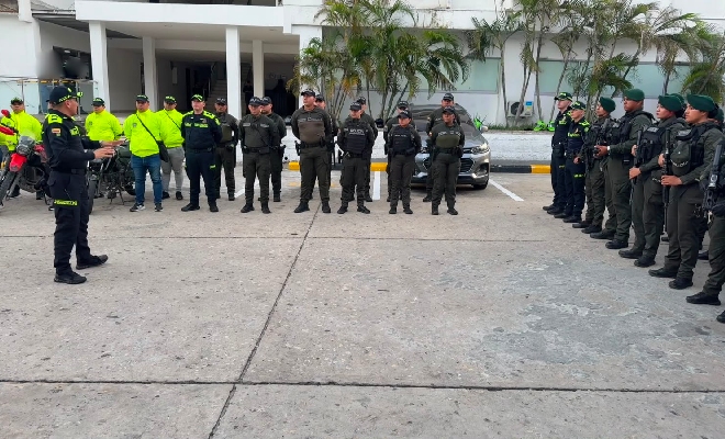 Grupo de uniformados reunidos en formación en un parqueadero, durante una actividad de coordinación institucional.