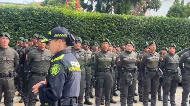 Brigadier General formando el personal de polic&iacute;a