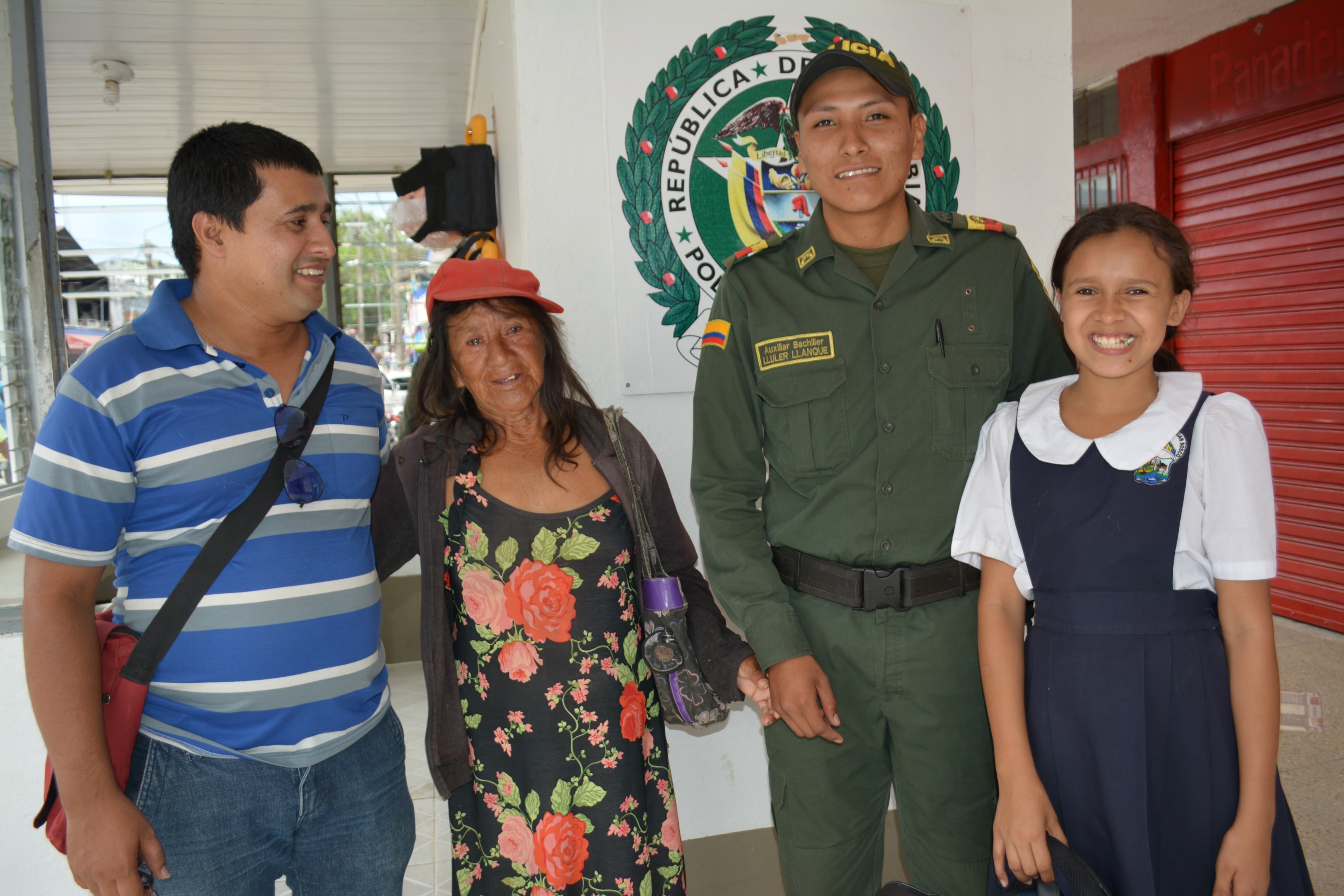 Auxiliar de policía recupera bolso 