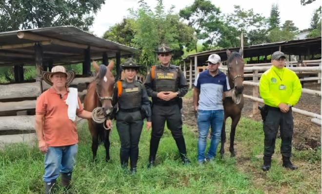 Caballos recuperados con tres policías y dos civiles