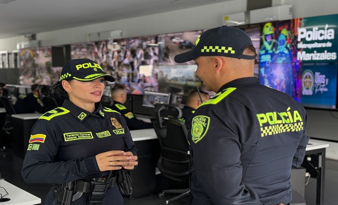 dos uniformados en el centro automático de despacho