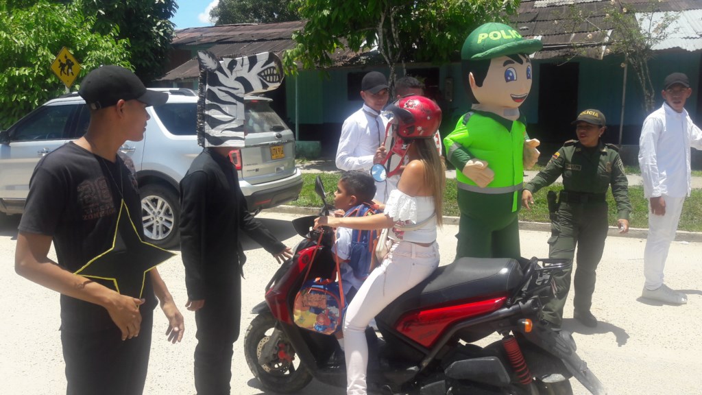 Se requiere la participación de toda la comunidad para mejorar nuestros malos hábitos en la vía 