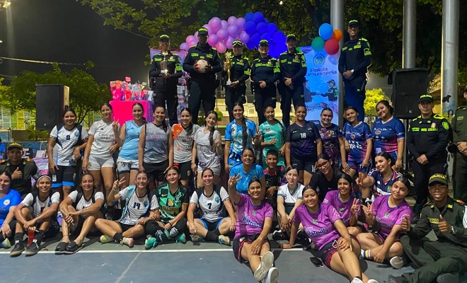 Grupo de mujeres que participaron del campeonato de fútbol femenino en compañía de funcionarios de la Policía Nacional