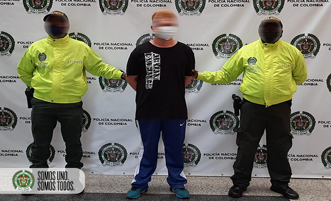 Policías custodian a presunto cabecilla de grupo delincuencial capturado en Medellín conocido como el ruso