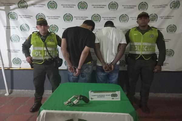 Policias custodian a dos sujetos que hurtaron cadenas de oro, intimidando con arma de fuego