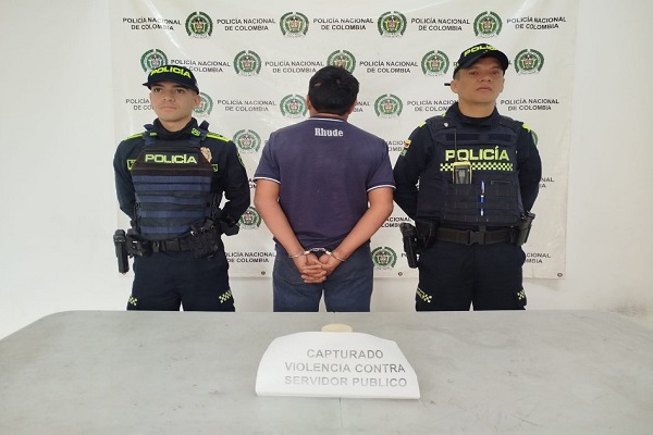 Dos Policías y un hombre capturado por agredir a servidor publico