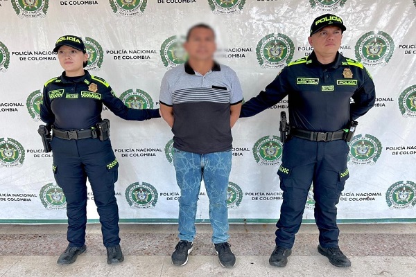 Dos Policías con una persona capturada por el delito de Acceso carnal abusivo con menor de 14 años