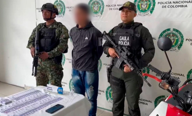 Hombre capturado en medio de dos Policías