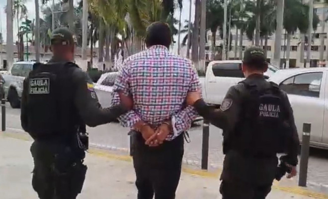 Hombre capturado en medio de dos Policías