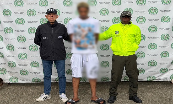 Hombre capturado por orden judicial junto a funcionarios de la Policía Nacional y del CTI durante procedimiento realizado en Quibdó por los delitos de tentativa de homicidio y porte ilegal de armas