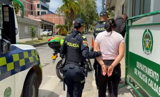 Policías trasladan a personas capturadas 