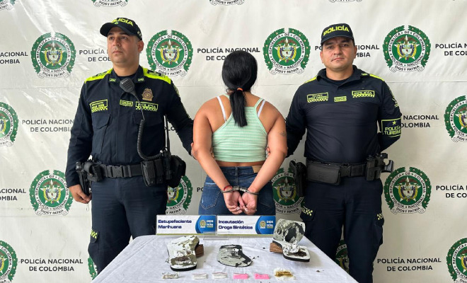 Mujer capturada en medio de dos Policías