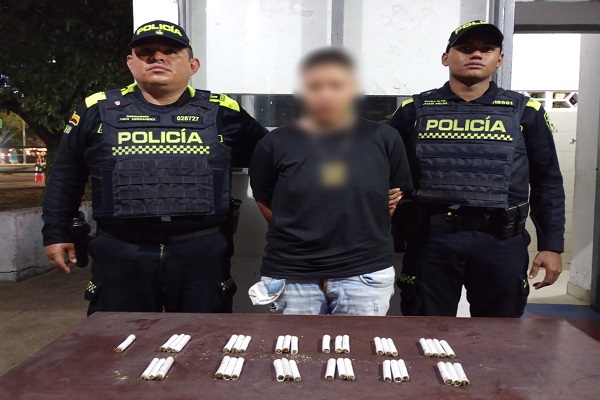 Dos Policías custodia a capturada y la incautación de estupefacientes