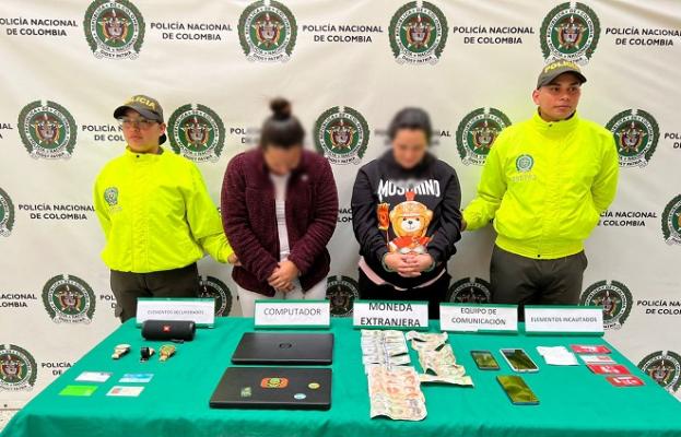 Policías de la SIJIN Medellín custodian a mujeres capturadas