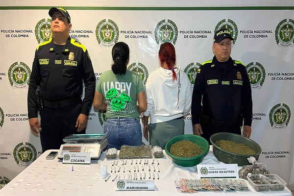 Dos Policías y dos mujeres capturadas por el delito de trafico, fabricación o porte de estupefacientes