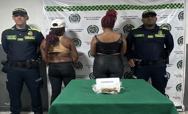 Dos policías, dos capturadas y elementos incautados