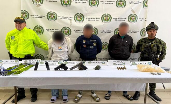 Un policías, un soldado y tres personas capturadas, esposadas con armas de fuego incautadas 
