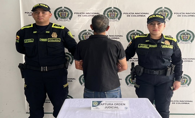 Policías custodian persona capturada