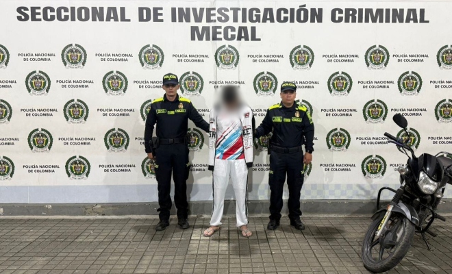 hombre vestido con sudadera blanca motocicleta y policias