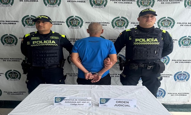 Policías con persona capturada en Backing institucional