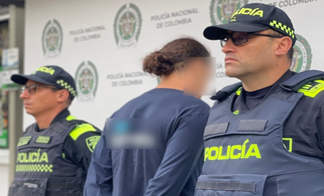 Dos polic&iacute;as y un capturado por documento falso
