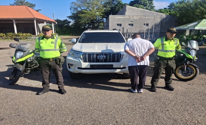 Dos polic&iacute;as y un capturado por receptaci&oacute;n y recuperaci&oacute;n de veh&iacute;culo
