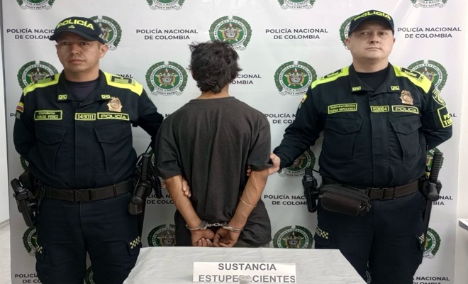 dos funcionarios de la Policía con un capturado por tráfico de estupefacientes