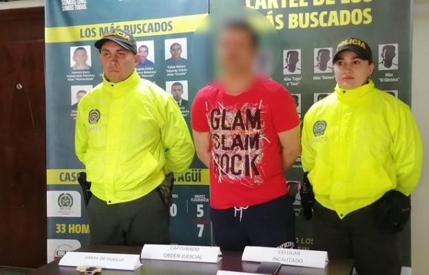 Policías custodian a capturado de grupo criminal de Itagüí