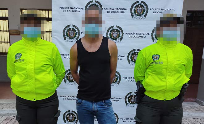 Policías custodian a capturado con licor adulterado en Medellín