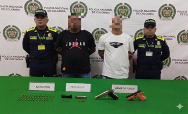 En diligencias de allanamiento, la SIJIN incautó armas, proveedores y munición presuntamente utilizados para actividades delictivas.