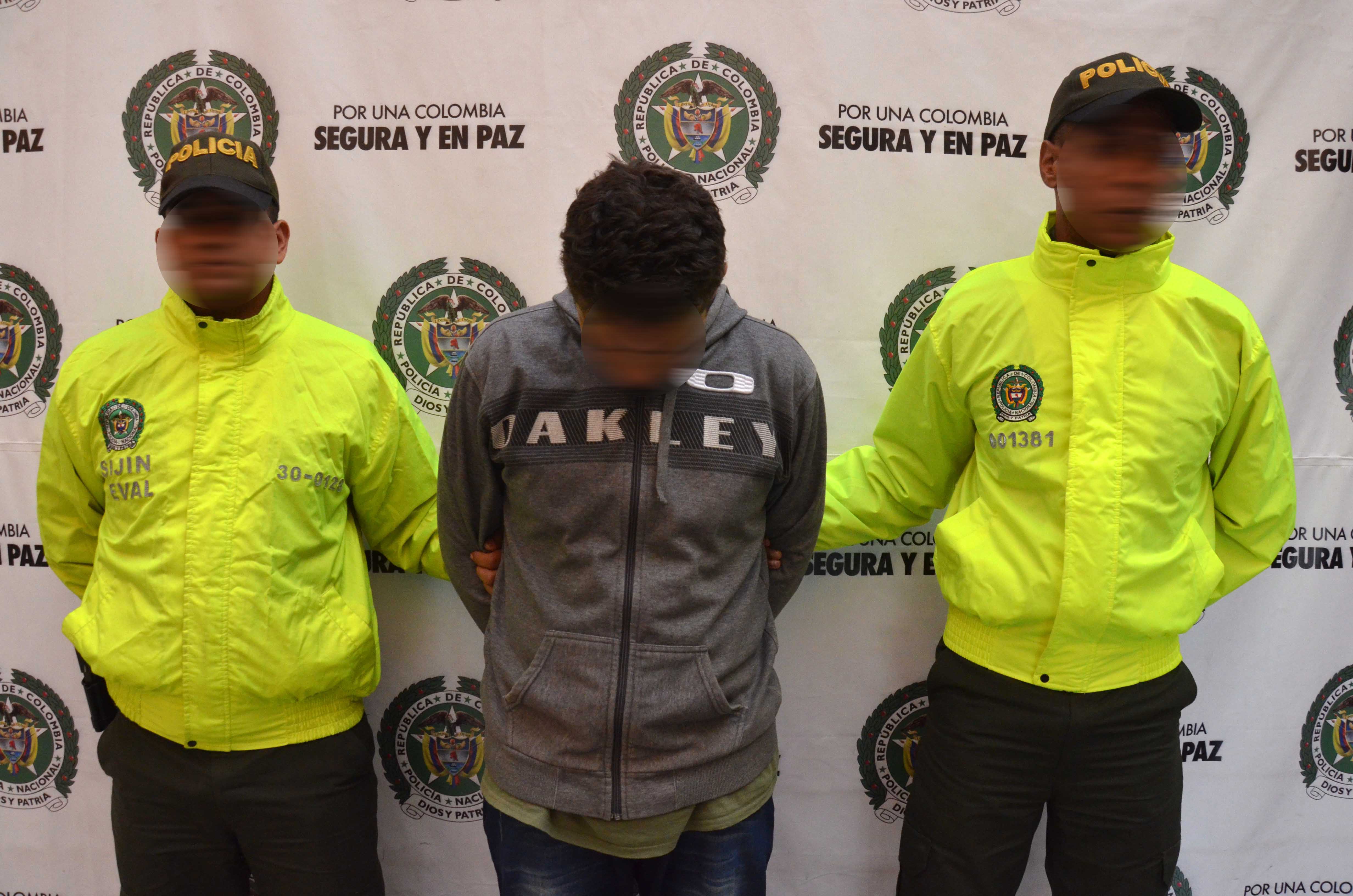 Policías de la Sijin en Medellín custodian capturado por orden judicial