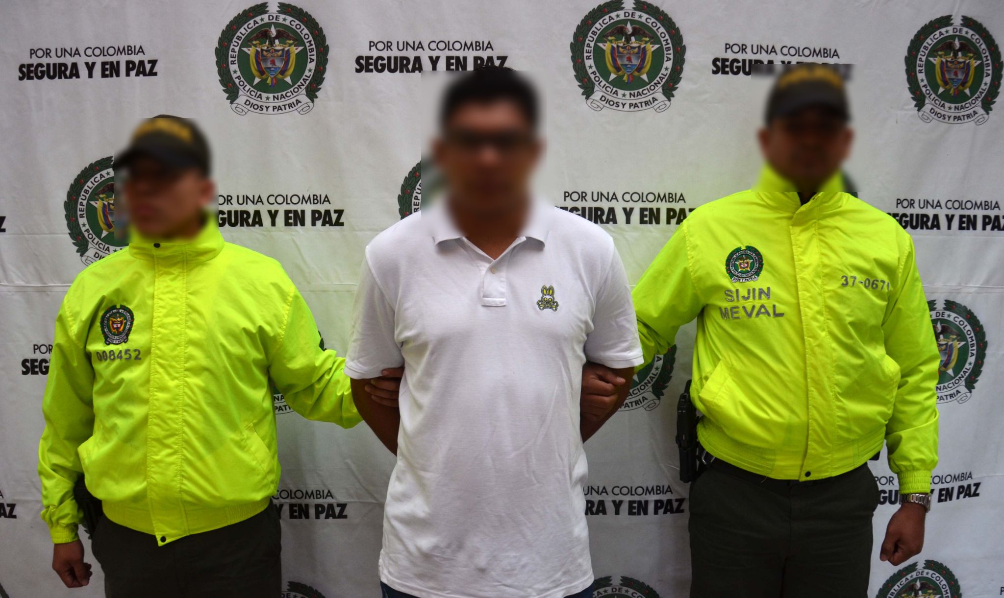 Policías de la Sijin custodian a capturado de banda delincuencial de Medellín