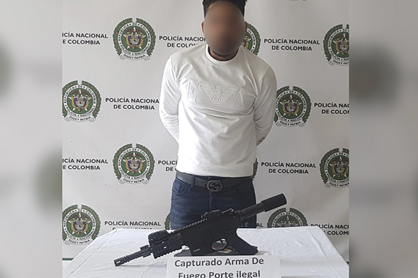 Hombre capturado con armas de fuego tipo fusil