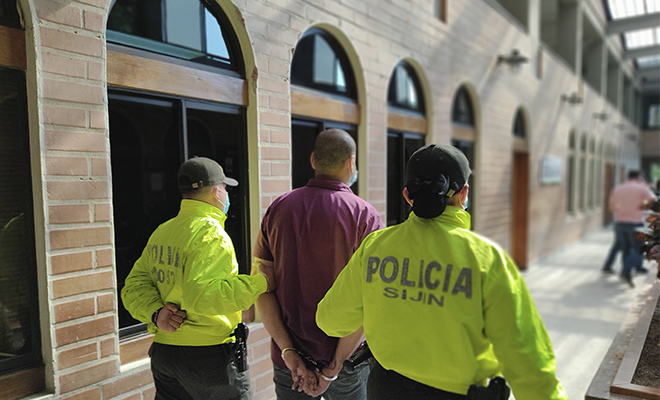 1 persona capturada-policías custodiando
