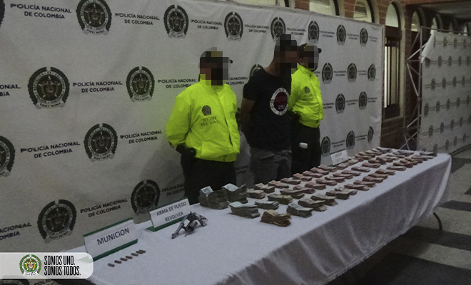 capturado por armas y dinero