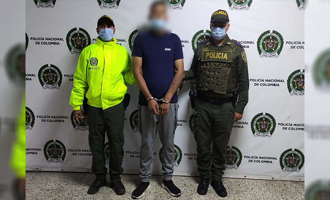 1 persona capturada-policías custodiando