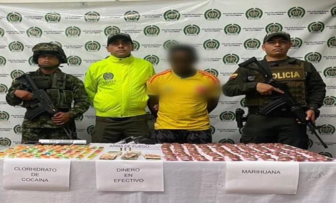 Procedimiento policial en Tadó con exhibición de dosis de marihuana y clorhidrato de cocaína, dinero en efectivo y un arma traumática incautados.
