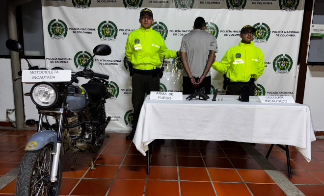 Hombre capturado en medio de dos Policías