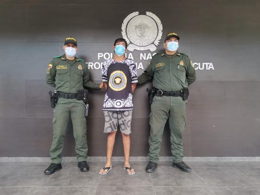 una persona capturada-policías custodiando