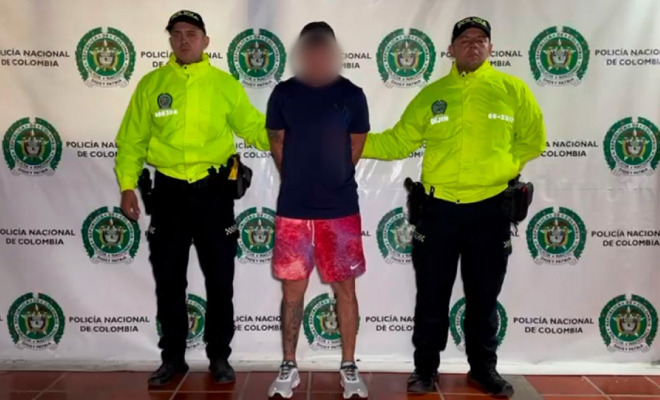 Hombre capturado en medio de dos Policías