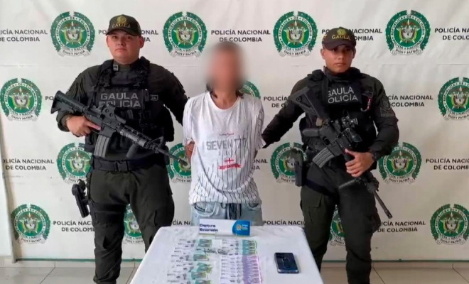 Hombre capturado en medio de dos Policías