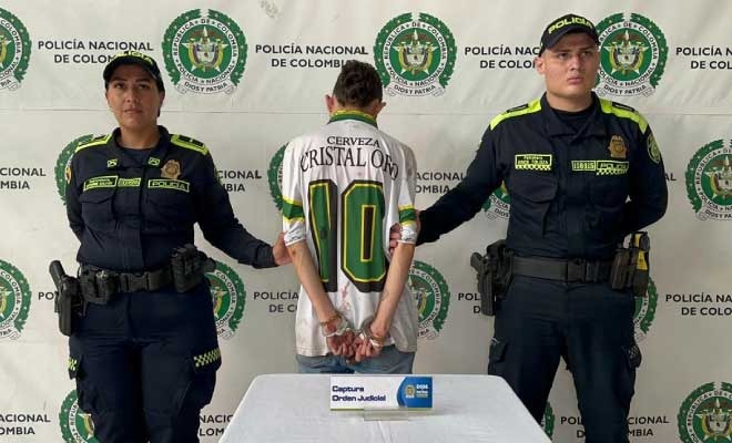 Hombre capturado en medio de dos Policías