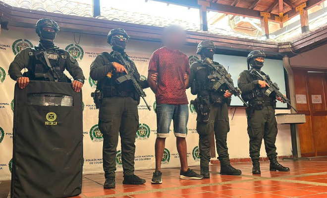 Hombre capturado en medio de cuatro Policías