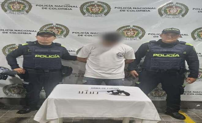 dos policias junto con una persona capturada
