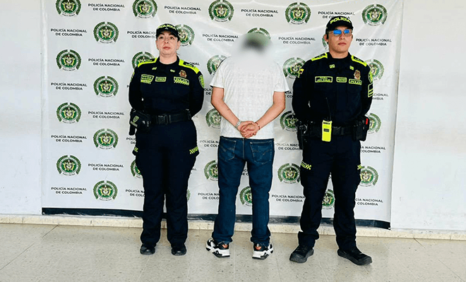 Una persona capturada por dos policías.